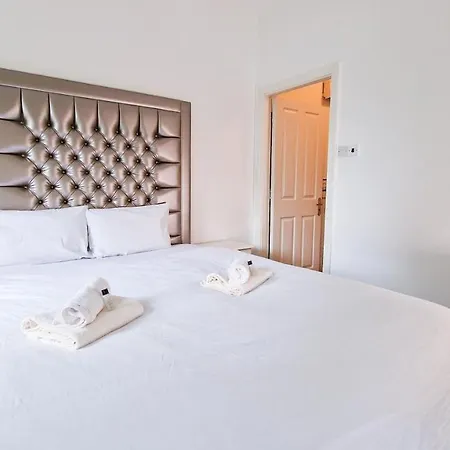 Stylish 3 Bedroom House Apartment *