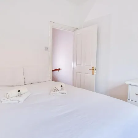 Apartment Stylish 3 Bedroom House Galway